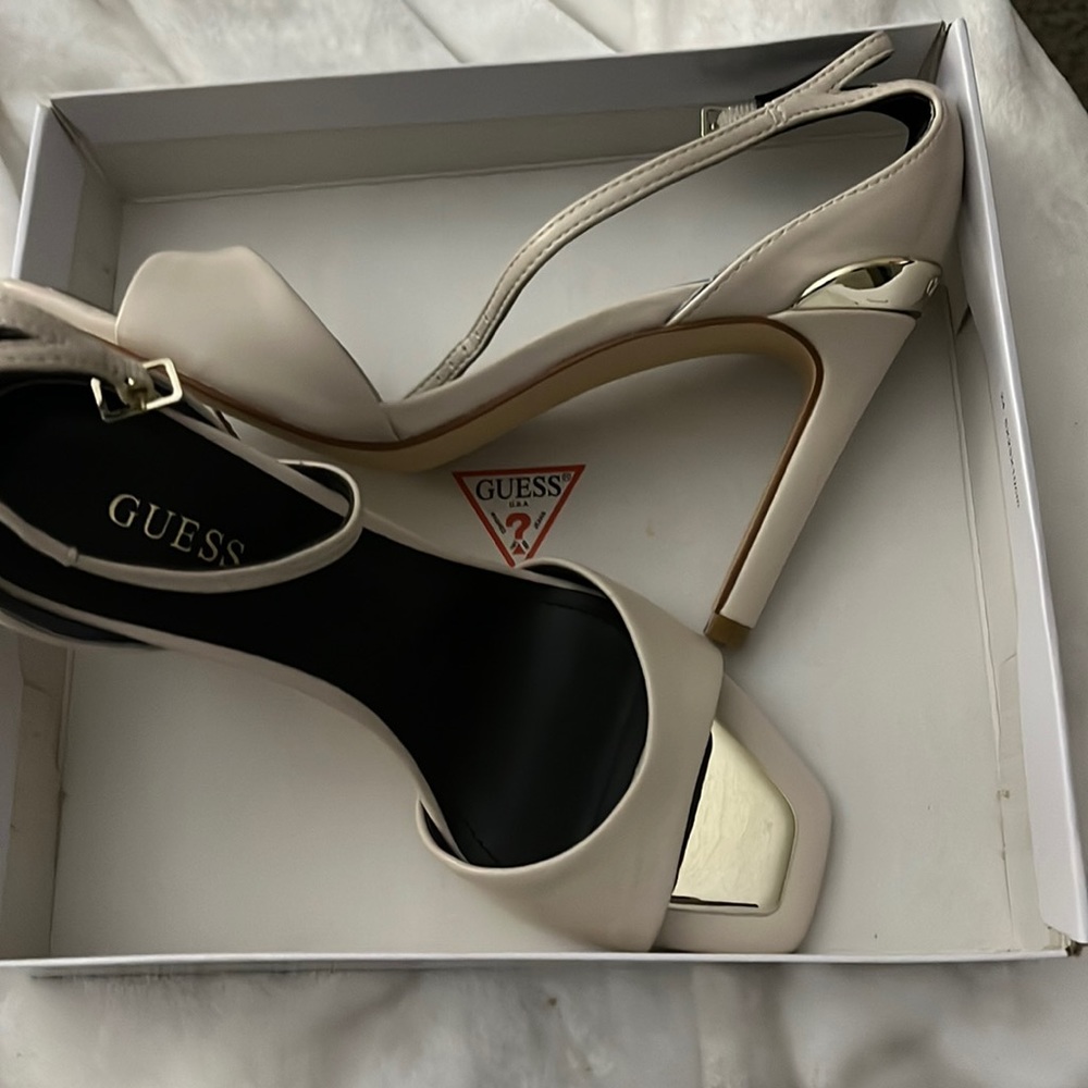 Im selling those shoes for $75they are new ..